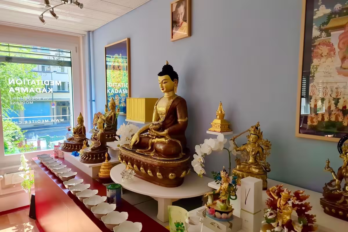 Altar – Kadampa Zentrum Genf Ein Foto des Altars des Kadampa Zentrums in Genf. Es sind mehrere Buddha-Statuen und Darbringungsschalen zu sehen.