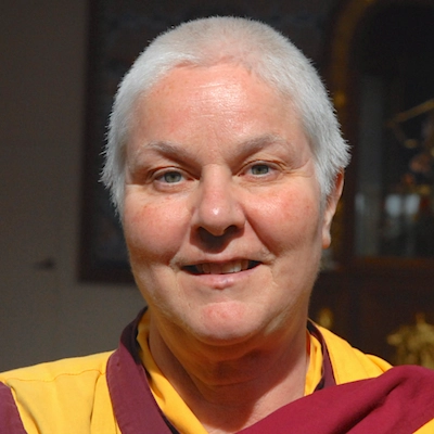 Buddhismus und Meditation – Lehrer-Team – Gen Kelsang Dema Portrait der buddhistischen Nonne Gen Kelsang Dema, Zentrumslehrerin am Kadampa Meditationszentrum Basel
