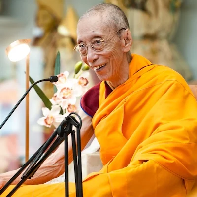 Geshe Kelsang Gyatso Rinpoche – Teaching Ein Foto vom Ehrwürdigen Geshe Kelsang Gyatso Rinpoche mit strahlendem, lachenden Gesicht während einer Unterweisung