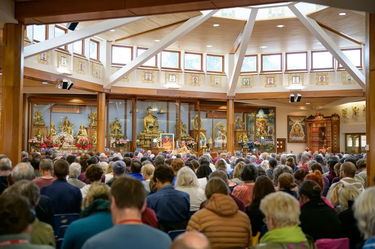 Internationale buddhistische Festivals Ein Foto vom inneren des buddhistischen Tempels am Manjushri Zentrum in Ulverston, England, während einer Unterweisung mit vielen Teilnehmern.