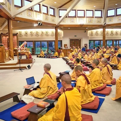 Lehrer-Ausbildungs-Programm Eine grosse Versammlung von buddhistischen Nonnen und Mönchen lauschen den Unterweisungen am Manjushri Kadampa Meditationszentrum in Ulverston, England