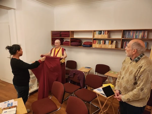 Impressionen aus dem Kadampa Meditationszentrum Basel - Eine Nonne faltet eine buddhistische Robe