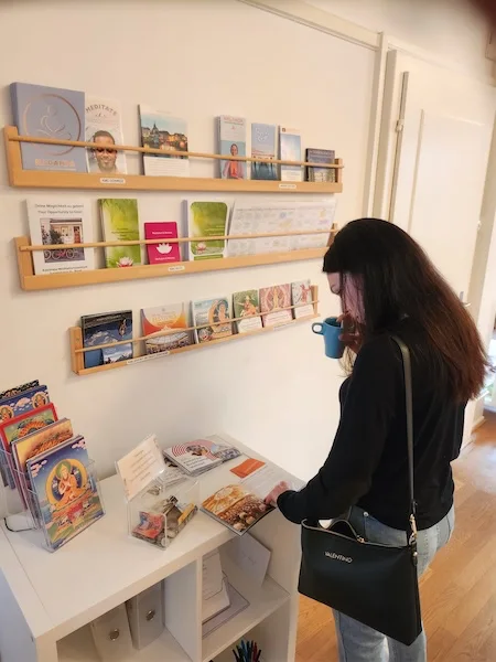 Impressionen aus dem Kadampa Meditationszentrum Basel - Empfang mit verschiedenen Flyern auf einem Regal