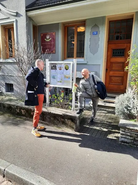 Impressionen aus dem Kadampa Meditationszentrum Basel - Szene vor dem Zentrum im Aussenbereich