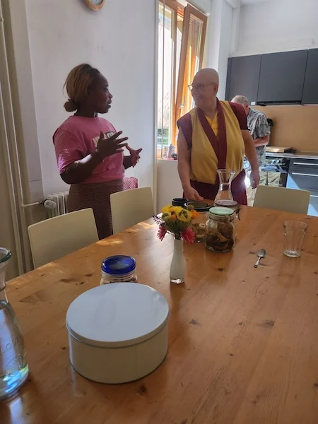 Impressionen aus dem Kadampa Meditationszentrum Basel - Bild eines Gesprächs zweier Personen