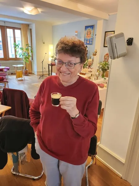 Impressionen aus dem Kadampa Meditationszentrum Basel - Eine Frau hält eine Kaffeetasse