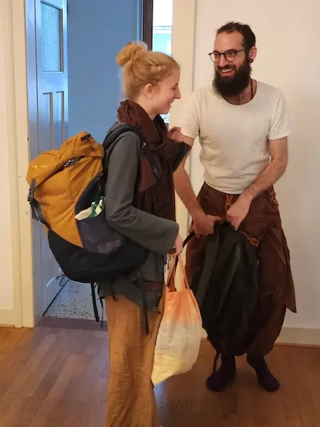 Impressionen aus dem Kadampa Meditationszentrum Basel - Foto einer Begrüssung zweier junger Menschen