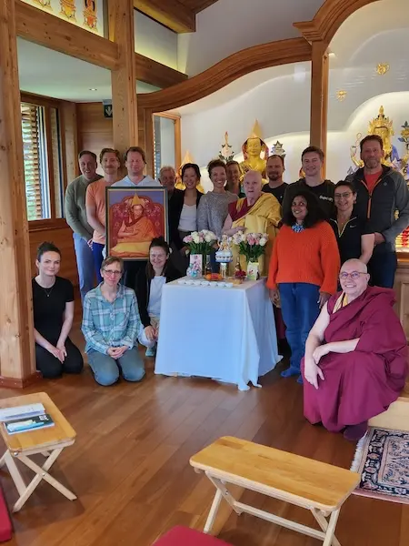 Impressionen aus dem Kadampa Meditationszentrum Basel - Gruppenfoto anlässlich eine Retreats im Kailash Internationalen Retreatzentrum
