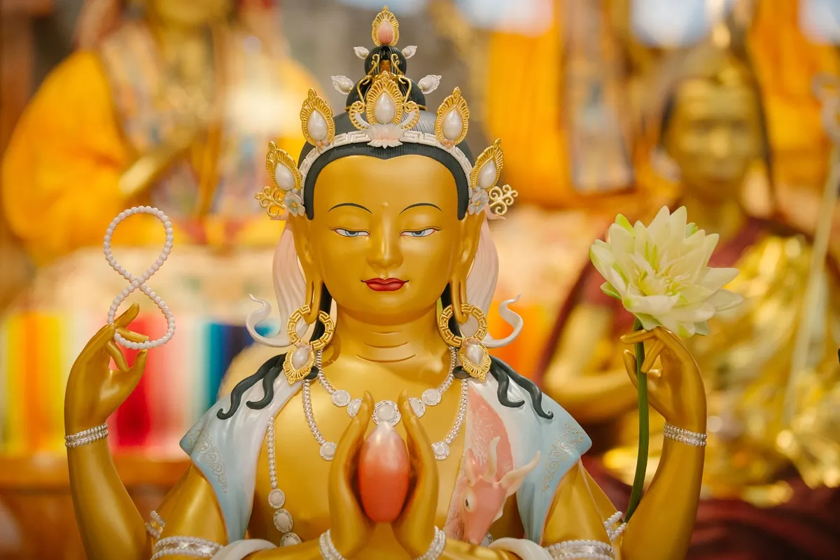 Studienprogramme Eine Portrait-Aufnahme einer Statue von Buddha Avalokiteshvara, dem Buddha des Mitgefühls