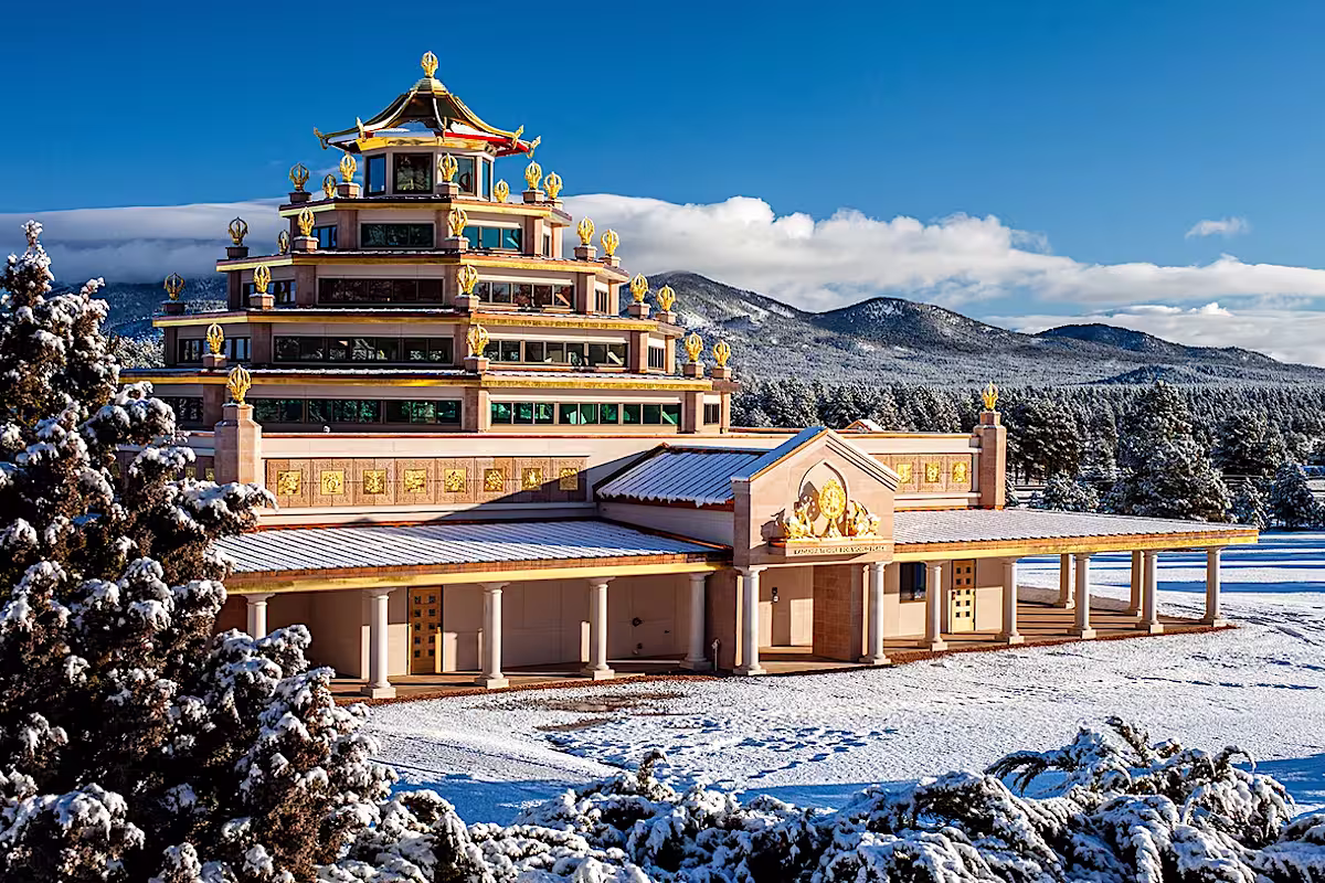 Tempel am IKRC Grand Canyon – Arizona Ein Foto des buddhistischen Tempels am Internationalen Kadampa Retreat Center in Arizona. Das Foto zeigt den Tempel mit 5-stöckigem Kuppel-Aufbau in einer schönen, schneebedeckten Winterlandschaft.