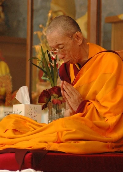 Ven Geshe Kelsang Gyatso Rinpoche Ein Foto von Geshe Kelsang Gyatso im Manjushri Zentrum, Ulverston, England.