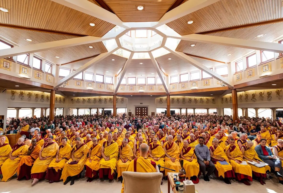 lehrerinnen-lehrer-buddhismus-meditation Innenansicht vom Kadampa Tempel während eines Teachings am Manjushri Zentrum in Ulverston, England